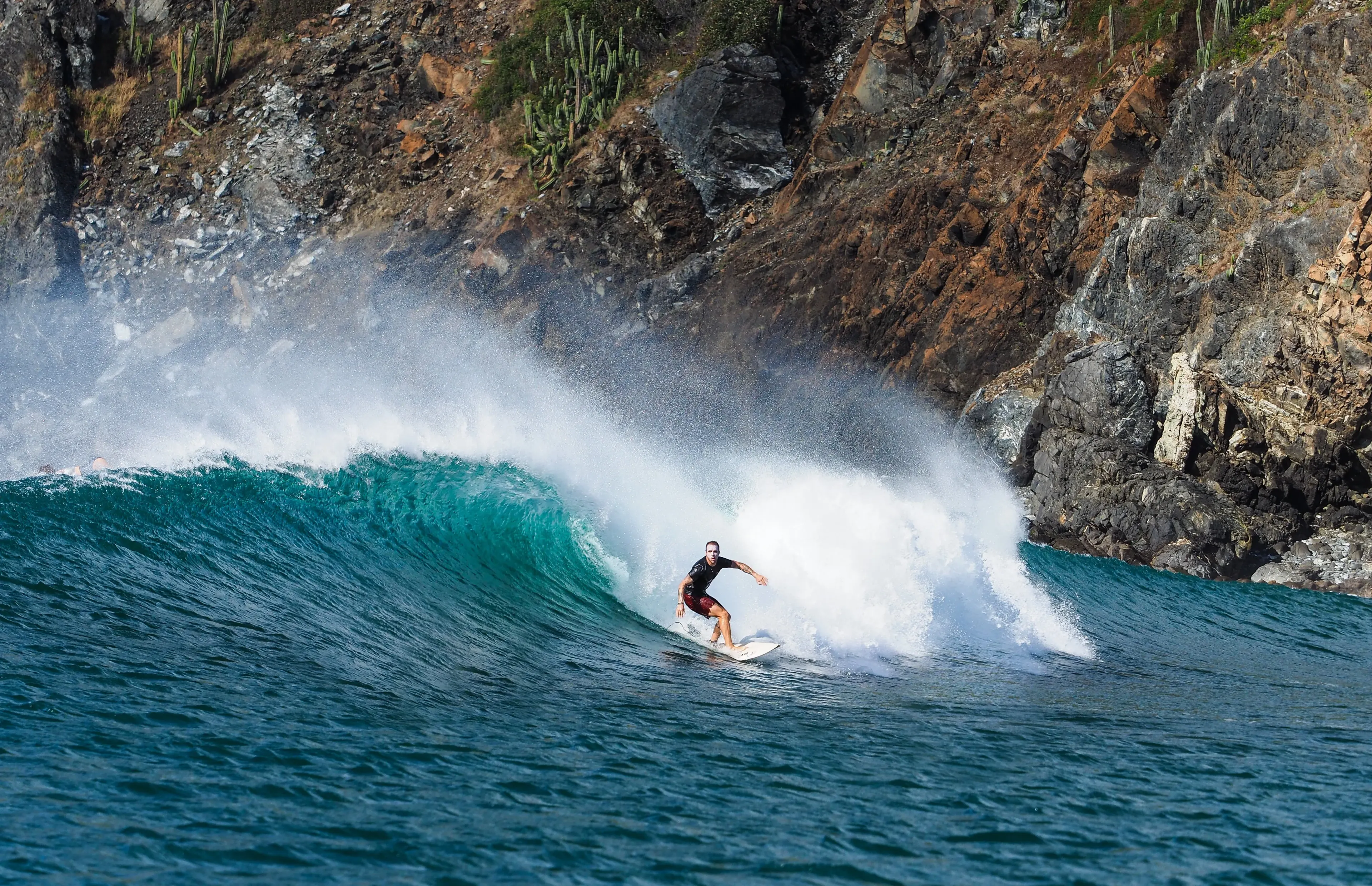 surfer au costa rica