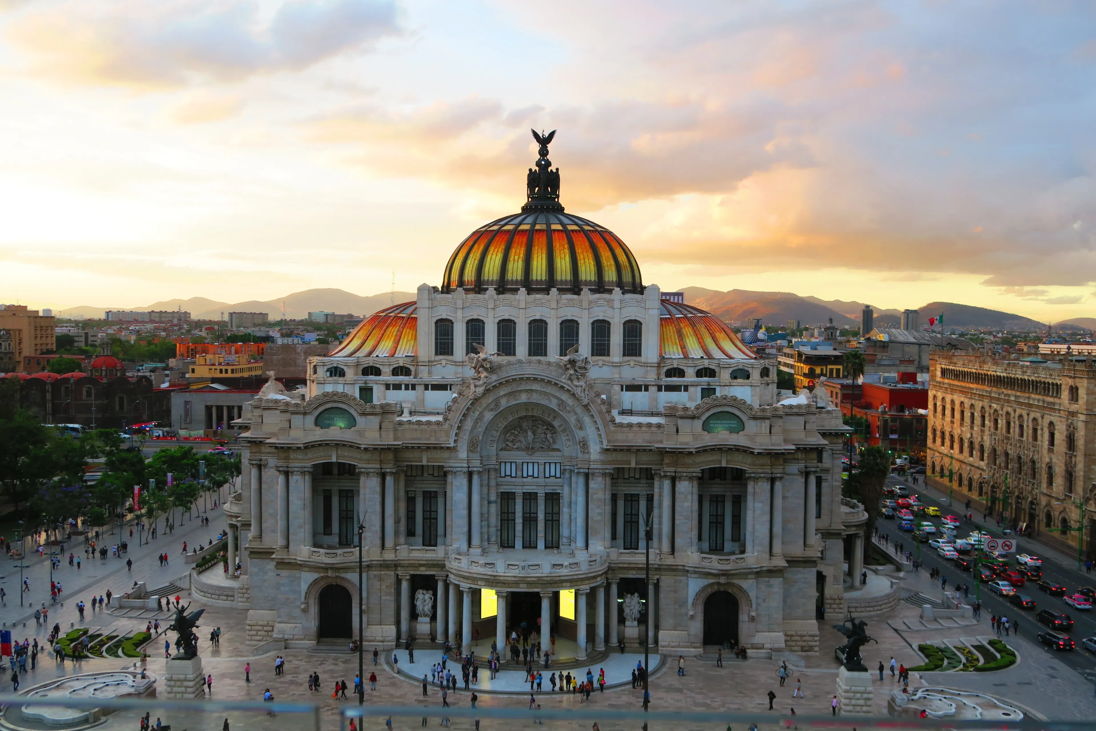 le palais des beaux arts dans la ville de mexico