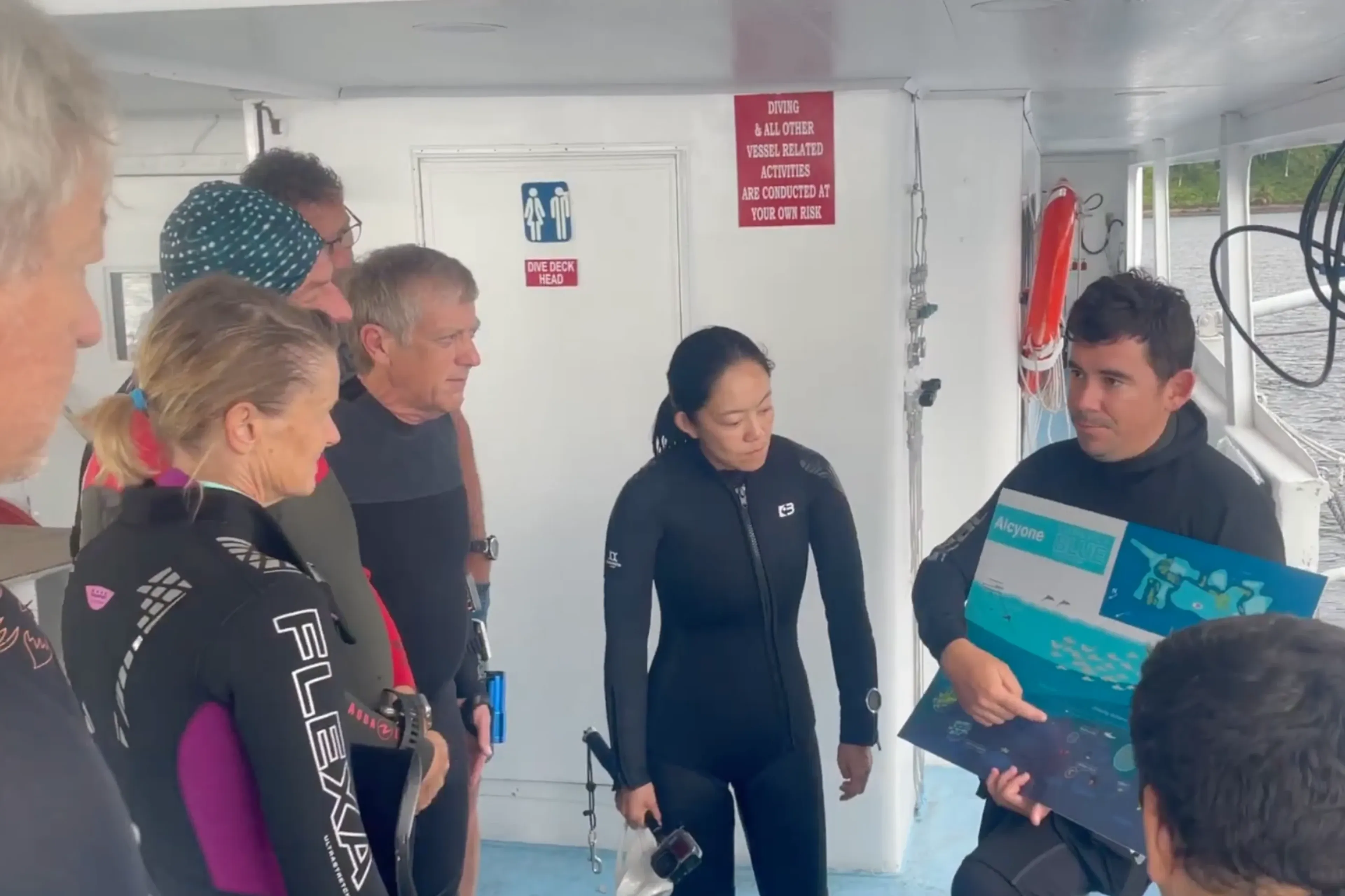 01_aggressor-2-okeanos_cocos-island_members_briefing.webp