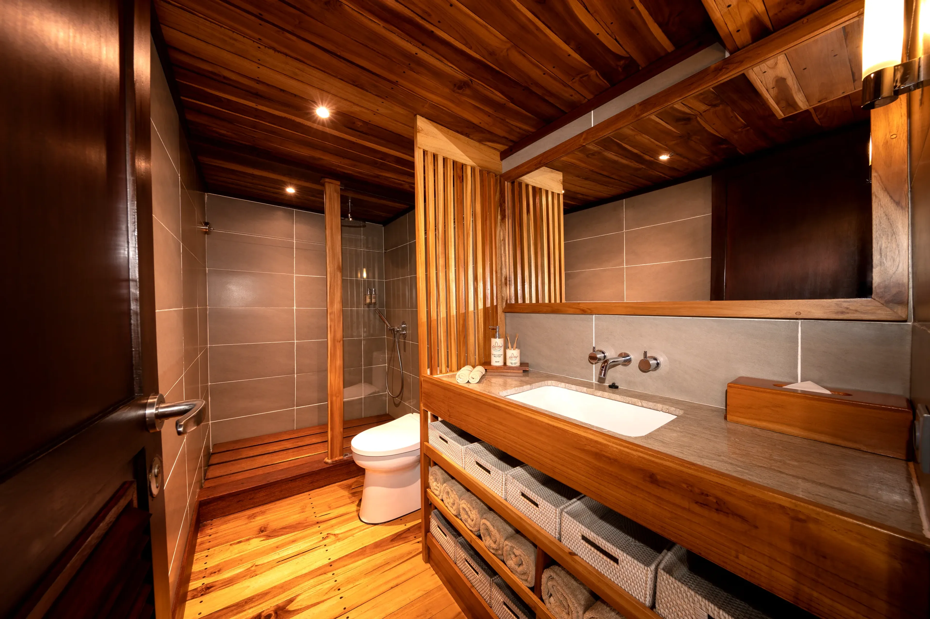 17_coralia_komodo_bathroom.webp