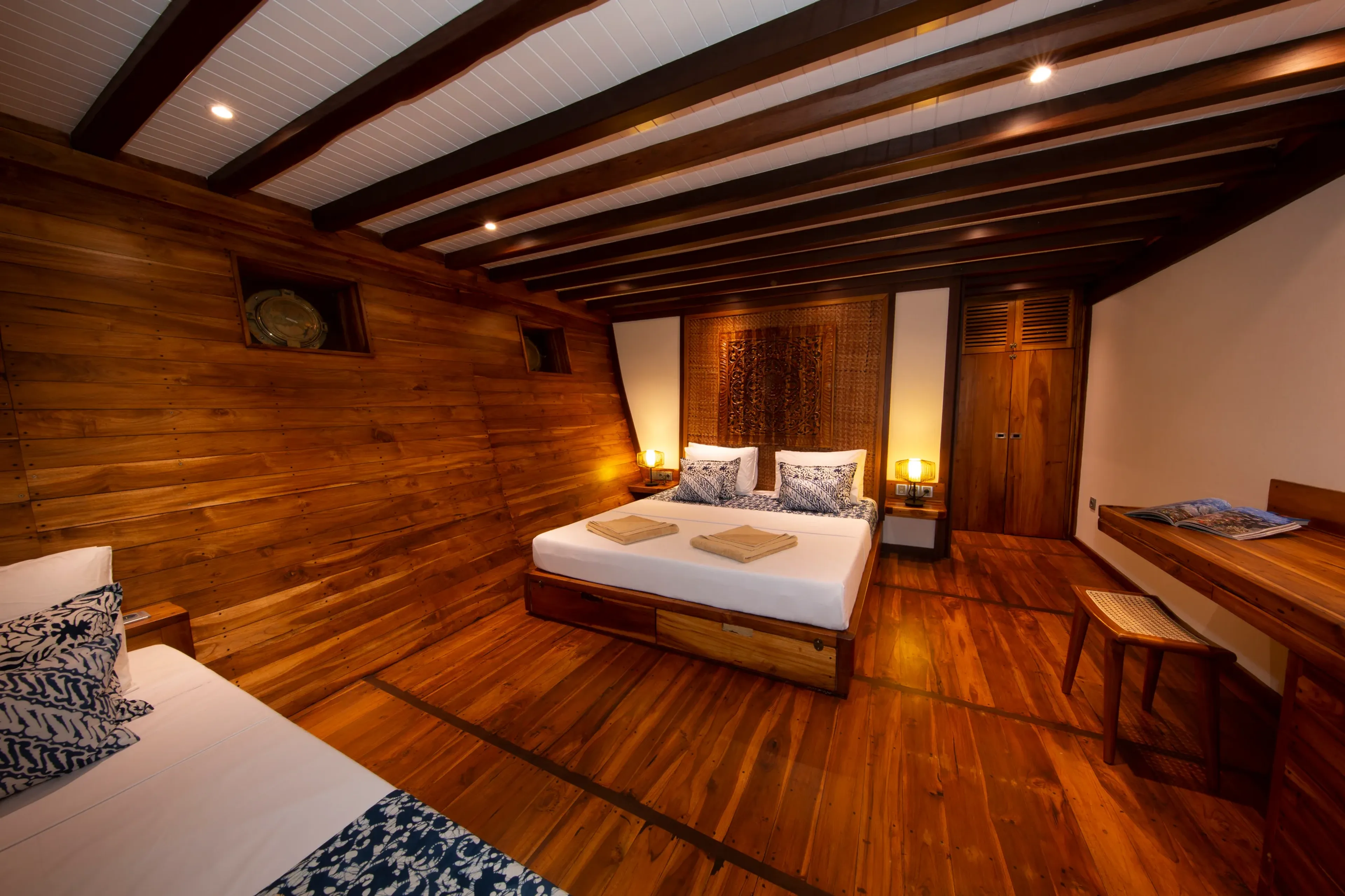 16_coralia_raja-ampat_members_lowerdeck.webp