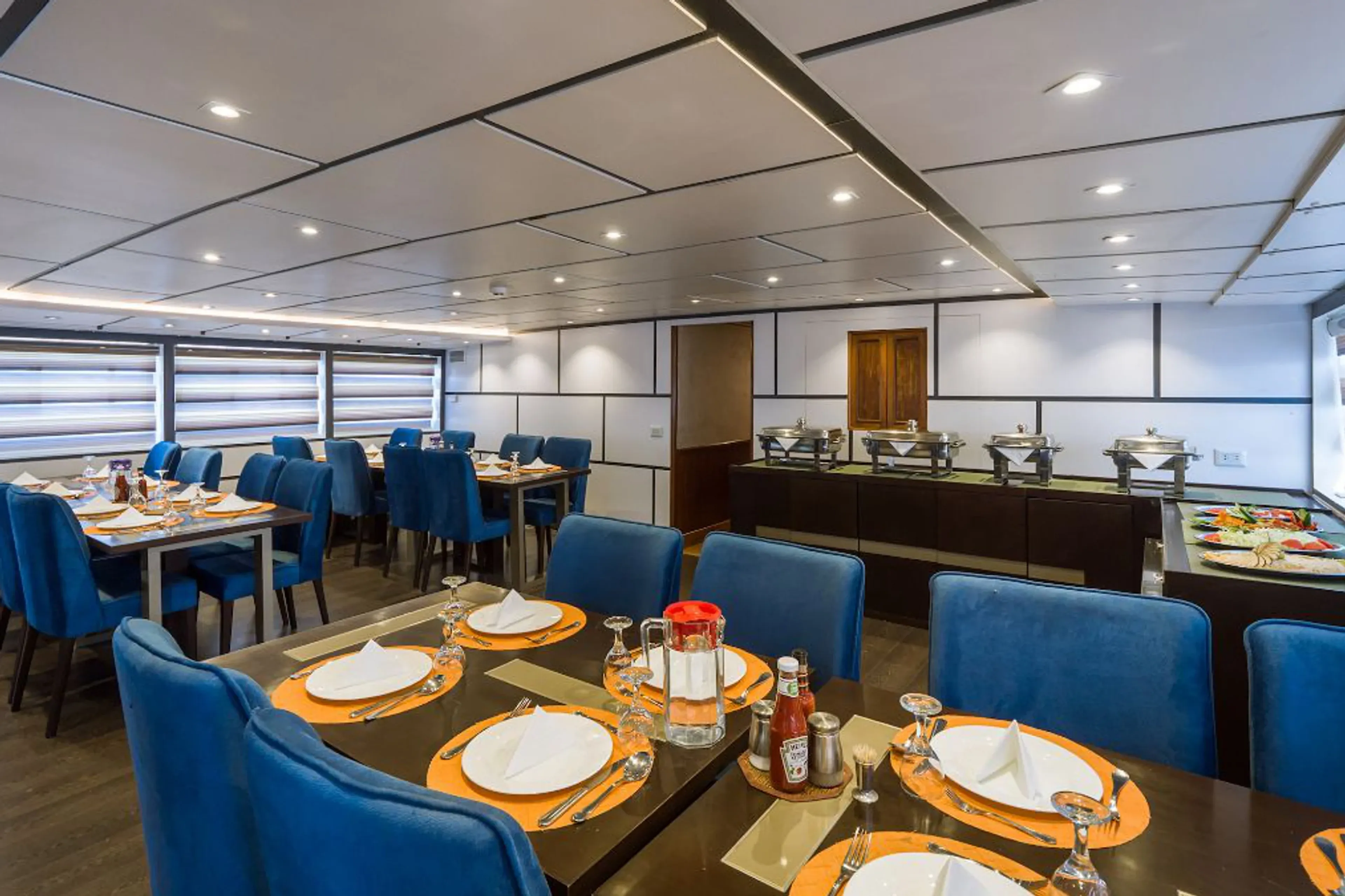 17_emperor-divers_egypt_dinner_members.webp