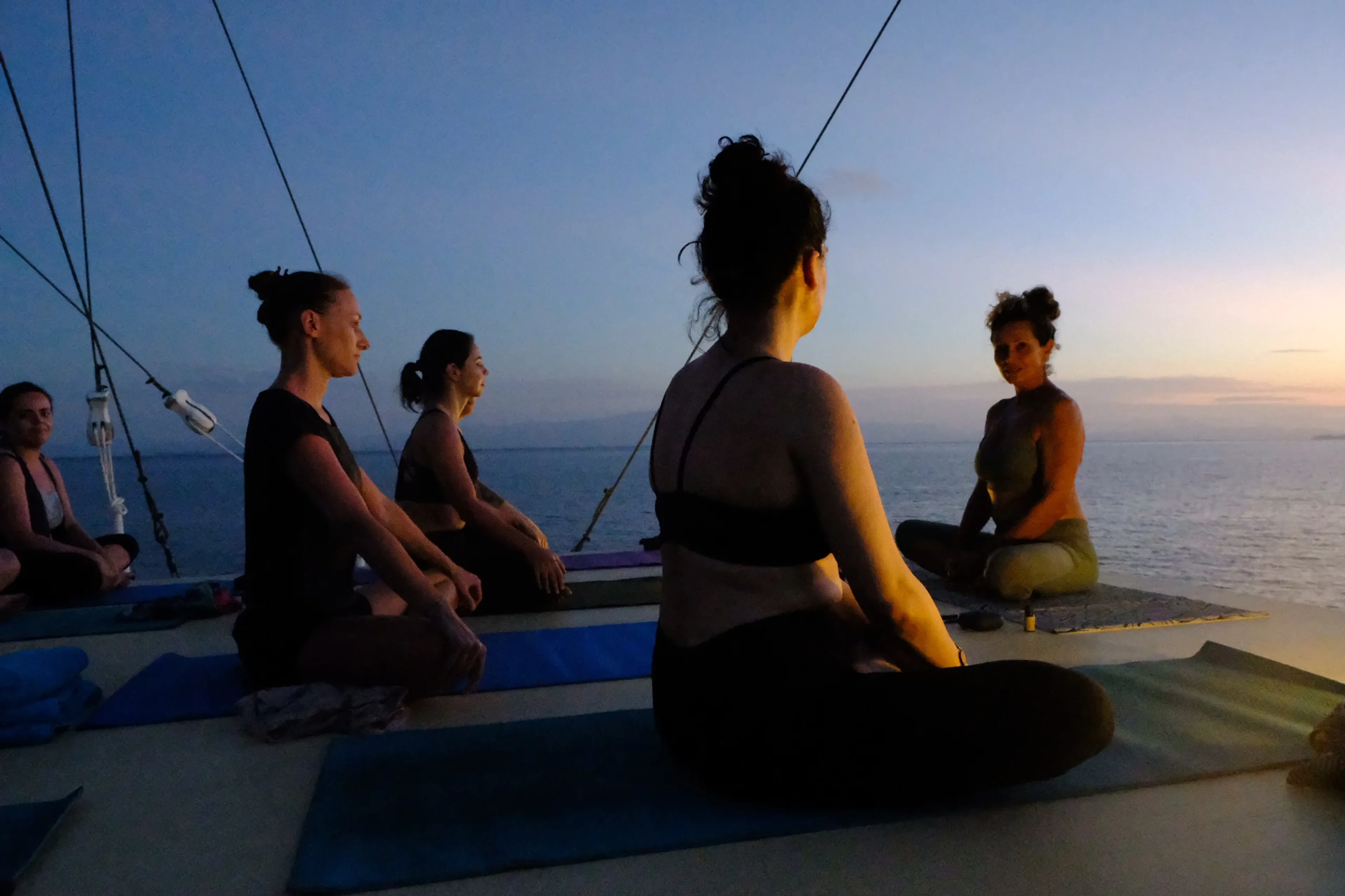 13_jakare_komodo_yoga.webp