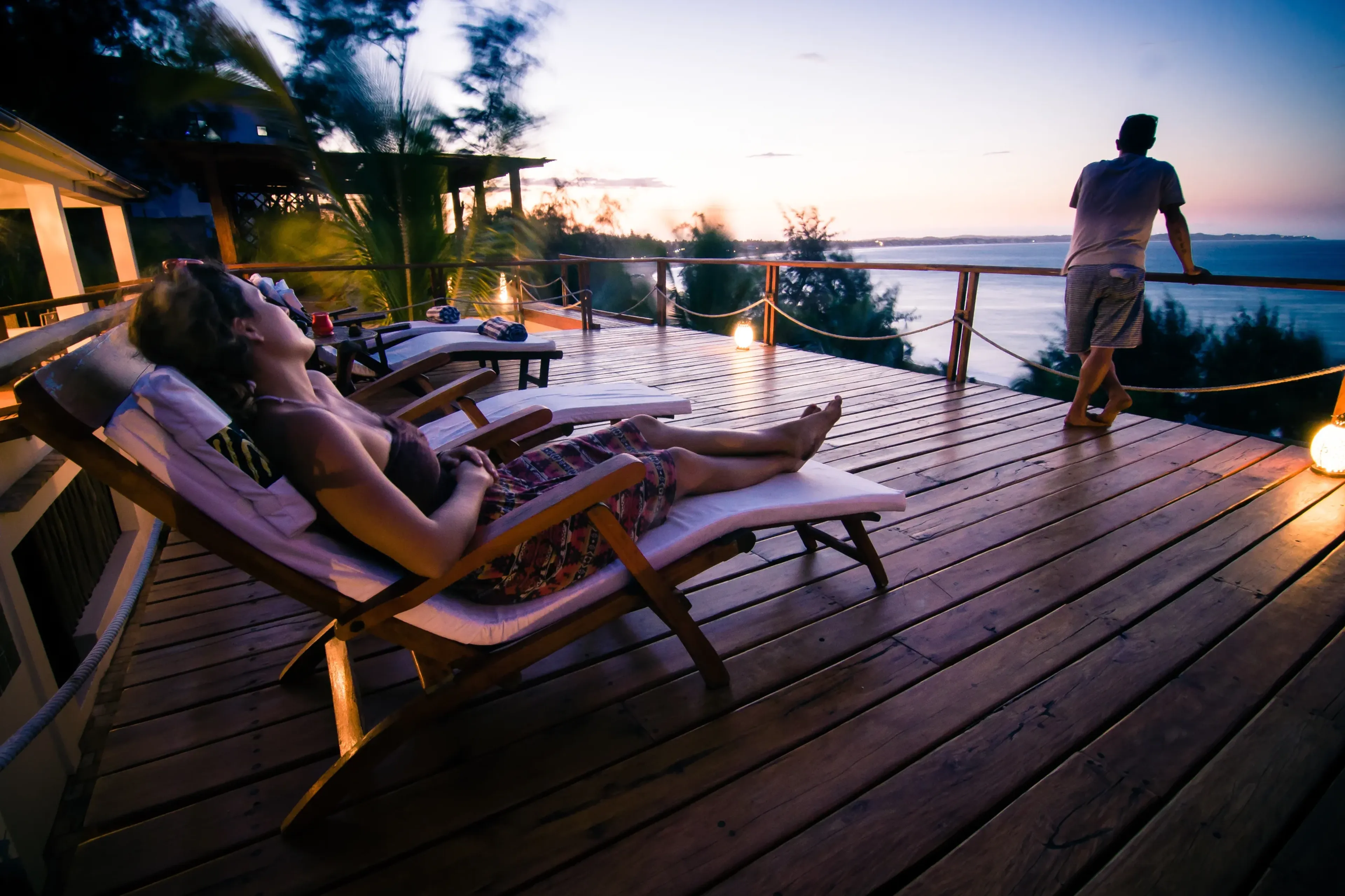 14_peri-peri-divers_tofo_sunset_deck.webp