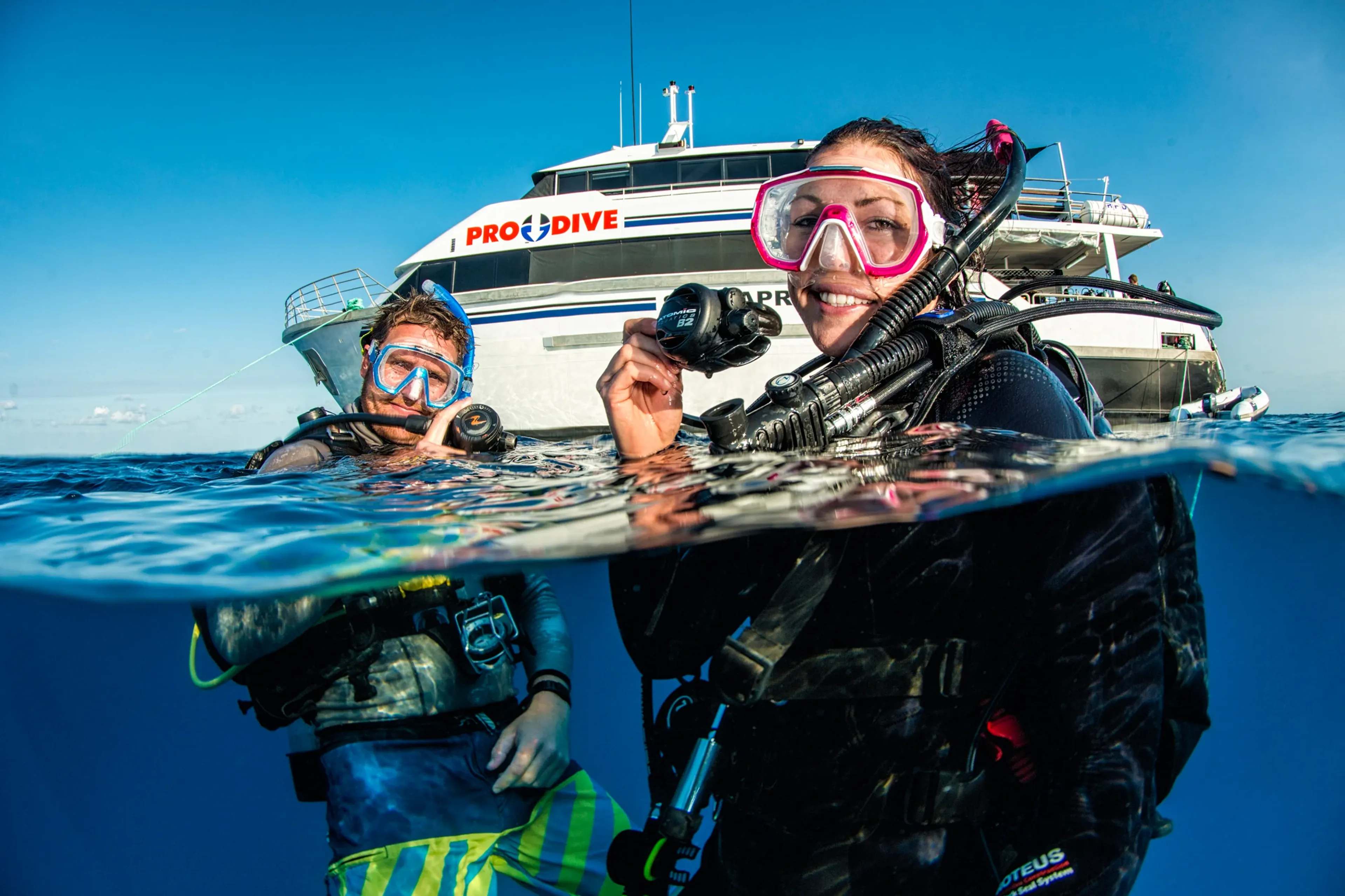 00_pro-dive-cairns_australia_divers_liveaboard.webp